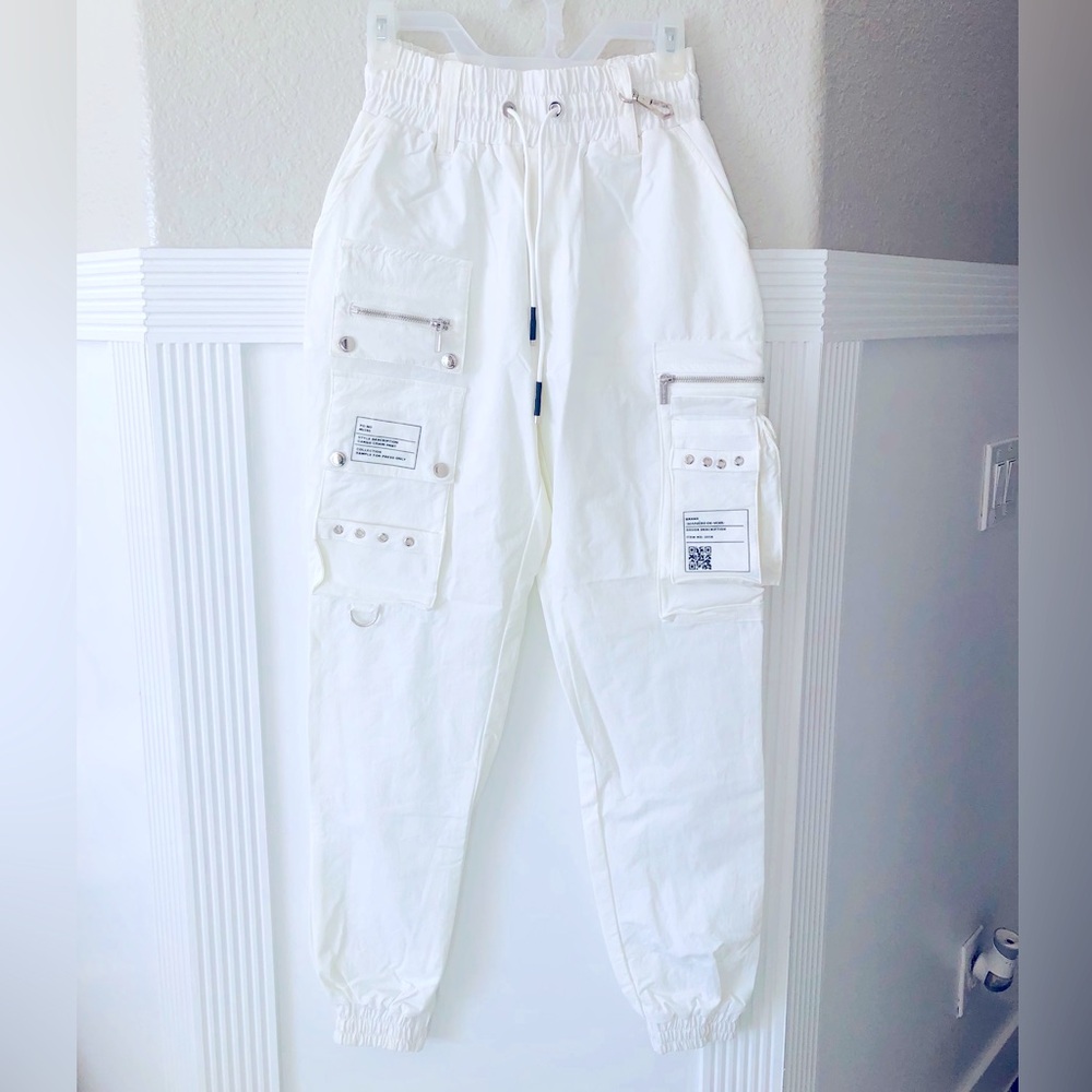 bundle for @mporis uManière de voir off white Cargo pants. 🤍🤍